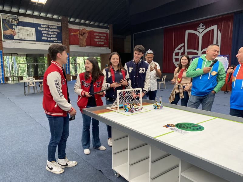 Estudiantes del CIG presentando un proyecto de ciencias.
